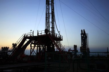 petrol sondaj kulesi 