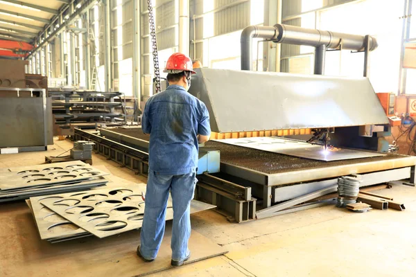 Lavoratori che lavorano nell'officina della fabbrica , — Foto Stock