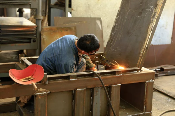 Lavoratori che lavorano nell'officina della fabbrica , — Foto Stock
