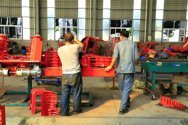 Lavoratori che lavorano nell'officina della fabbrica , — Foto Stock