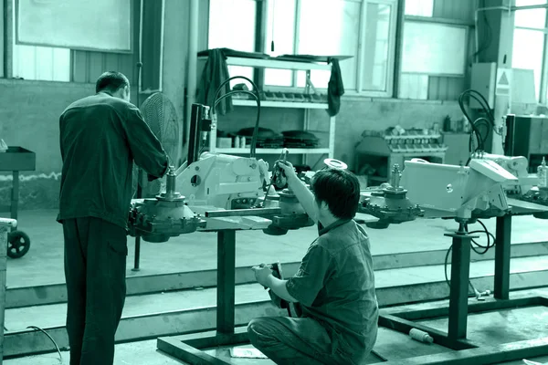 Οι εργαζόμενοι εργάζονται στο εργαστήριο του εργοστασίου, — Φωτογραφία Αρχείου