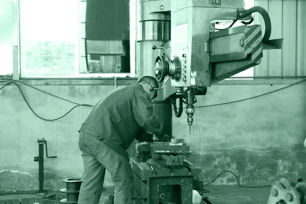 Робітники працюють на фабриці., — стокове фото