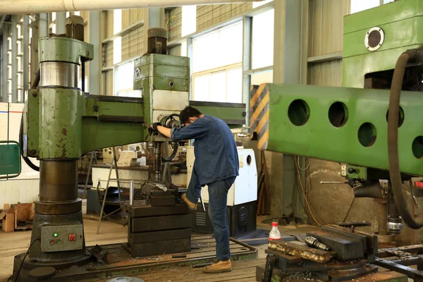 Arbetare arbetar i fabrikens verkstad, — Stockfoto