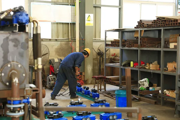 Trabalhadores trabalham na oficina da fábrica , — Fotografia de Stock