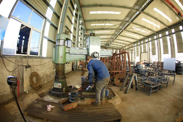 Arbeiter arbeiten in der Werkstatt der Fabrik, — Stockfoto