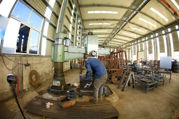 Lavoratori che lavorano nell'officina della fabbrica , — Foto Stock