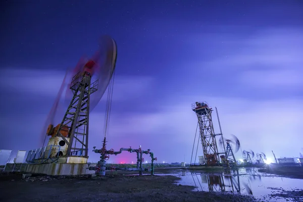 The oil pump in the evening — Stock Photo, Image