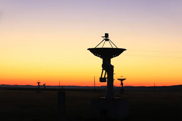 A silhueta de um radiotelescópio — Fotografia de Stock