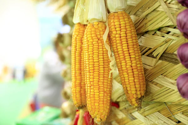 Зрізати кукурудзу і часник — стокове фото