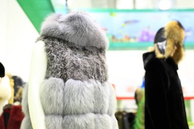 Rafta asılı lüks kürklü mantolar,