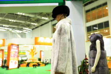 Rafta asılı lüks kürklü mantolar,