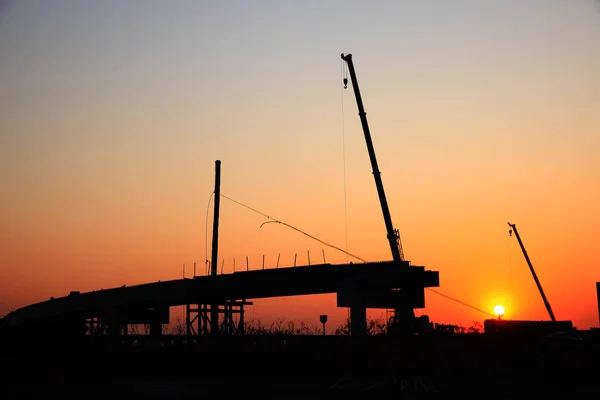 's Avonds wordt de brug gebouwd. — Stockfoto