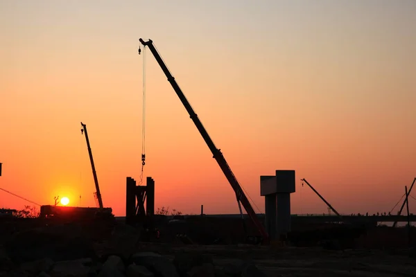 's Avonds wordt de brug gebouwd. — Stockfoto