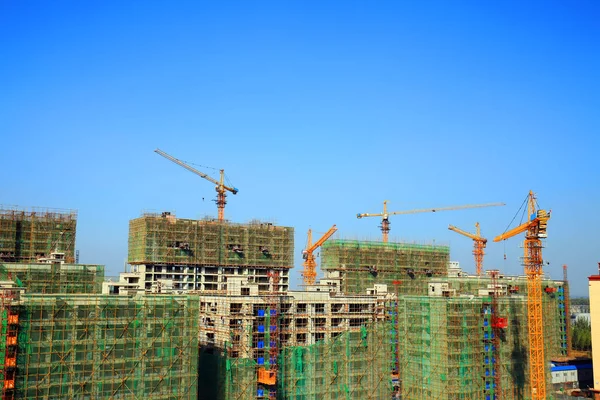 Turmdrehkräne bauen Wohnhäuser — Stockfoto