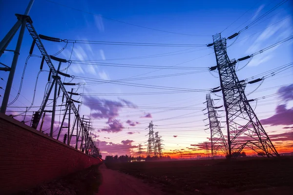 The silhouette of the power supply facilities — Stockfoto