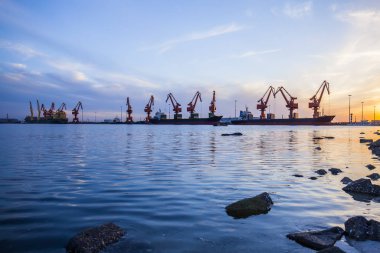 Akşam Gantry vinci ve kargo gemisi