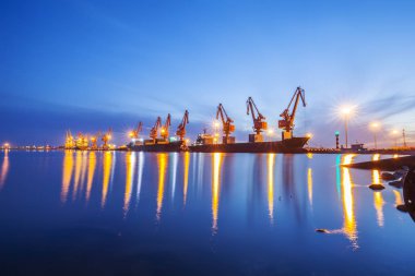 Akşam Gantry vinci ve kargo gemisi