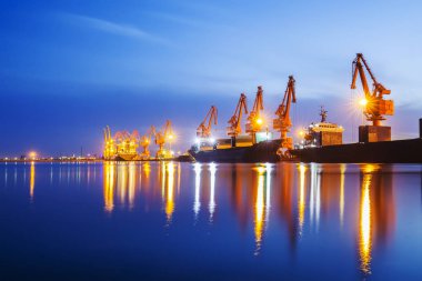 Akşam Gantry vinci ve kargo gemisi