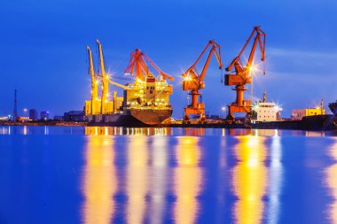 Akşam Gantry vinci ve kargo gemisi