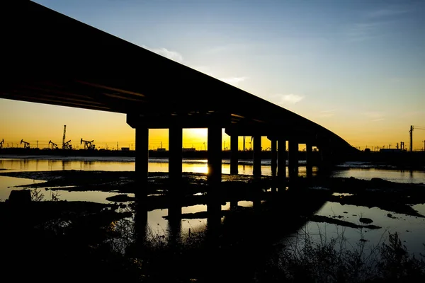 The silhouette of the bridge — Stock Photo, Image