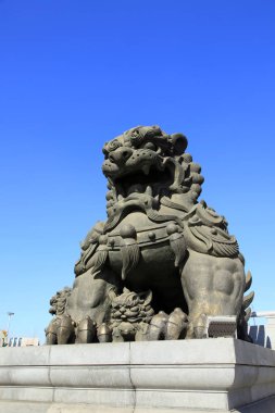 Bakır aslan heykeli.