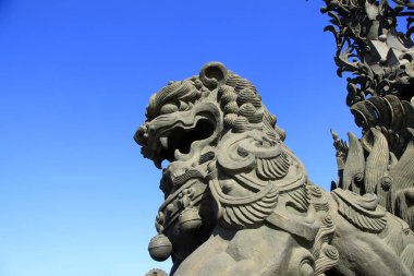 Bakır aslan heykeli.