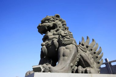 Bakır aslan heykeli.