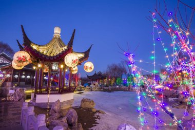 Geceleri geleneksel Çin binaları