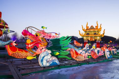 Geceleri Çin fenerleri.