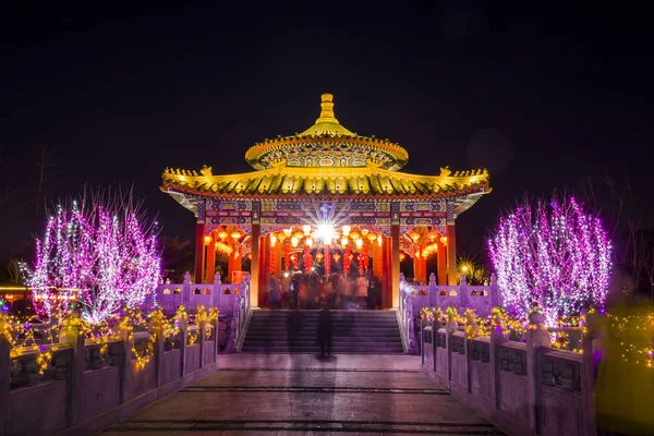 Traditionelle chinesische Gebäude bei Nacht — Stockfoto