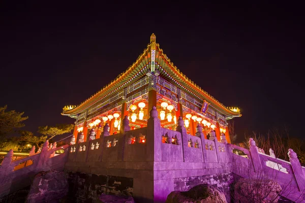 Kinesiska traditionella byggnader på natten — Stockfoto