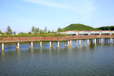 Nehirdeki tahta köprü