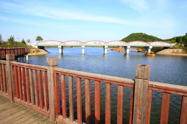 Nehirdeki tahta köprü