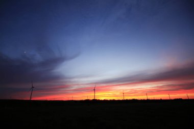 Rüzgar türbinleri akşam