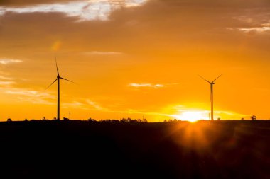 Rüzgar türbinleri akşam