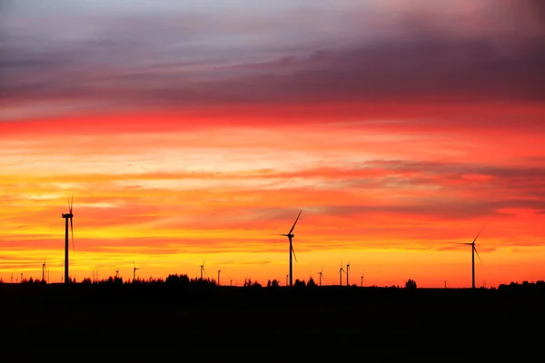 风力涡轮机在晚上 — 图库照片
