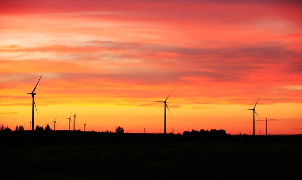 风力涡轮机在晚上 — 图库照片