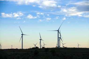 Rüzgar türbinleri akşam