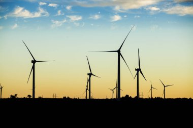 Rüzgar türbinleri akşam