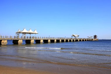 Deniz manzarası ve sahil iskelesi.