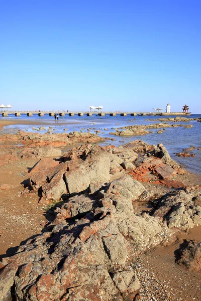 Het landschap aan zee en de pier aan zee — Stockfoto