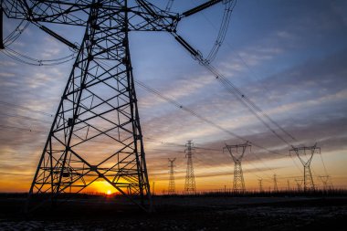 Akşam elektrik iletim pilon silüeti