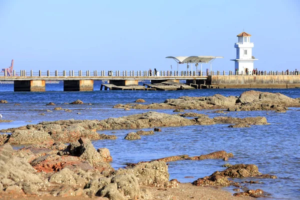 Die Küstenlandschaft und die Seebrücke — Stockfoto