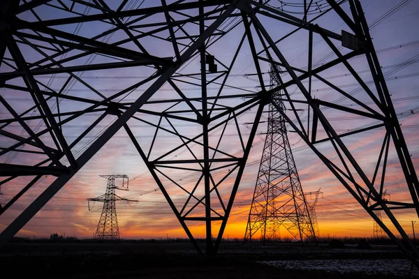 Het silhouet van de avond hoogspanningsmast transmissie — Stockfoto