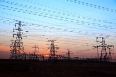 Akşam elektrik iletim pilon silüeti