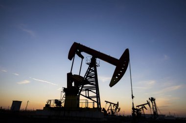 Akşamları, yağ pompasının silüeti.