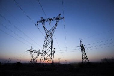 Akşam elektrik iletim pilon silüeti