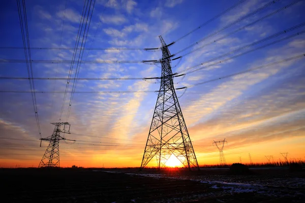 Silhuetten av kvällen El överföring pylon — Stockfoto