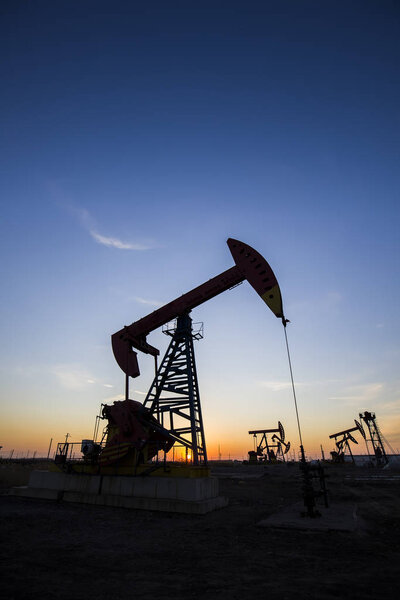 In the evening, the silhouette of the oil pump