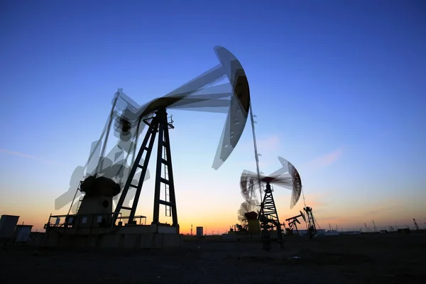 Por la noche, el contorno de la bomba de aceite — Foto de Stock